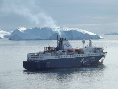 Grönland, Ilulissat yakınlarındaki Kanga Icefjord 'un buz bariyerinin önündeki keşif gemisi.