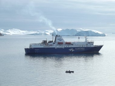 Grönland, Ilulissat yakınlarındaki Kanga Icefjord 'un buz bariyerinin önündeki keşif gemisi.