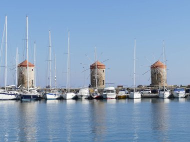 Rodos, Rodos, Yunanistan 'ın Mandraki limanındaki ünlü üç yel değirmeni