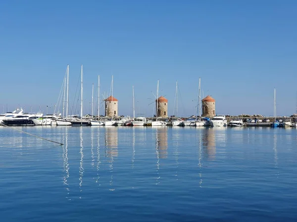 Berömda Tre Väderkvarnarna Mandrakihamnen Rhodos Stad Rhodos Grekland — Stockfoto