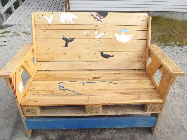 Ilulissat, Grönland 'daki ahşap paletlerden yapılmış bir bank.