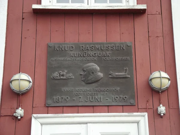 極地探検家クンド ラスムッセンのための記念銘板ハイイ発祥の地の入り口の上 現在はグリーンランドのイルリサットにあるクンド ラスムッセン博物館 — ストック写真