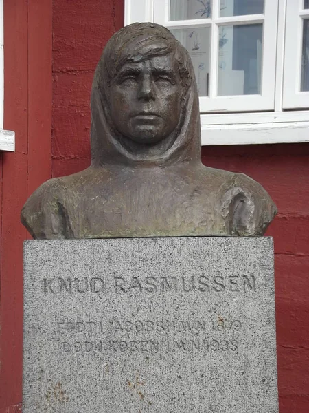 Busto Del Explorador Polar Kund Rasmussen Frente Lugar Nacimiento Ahora —  Fotos de Stock