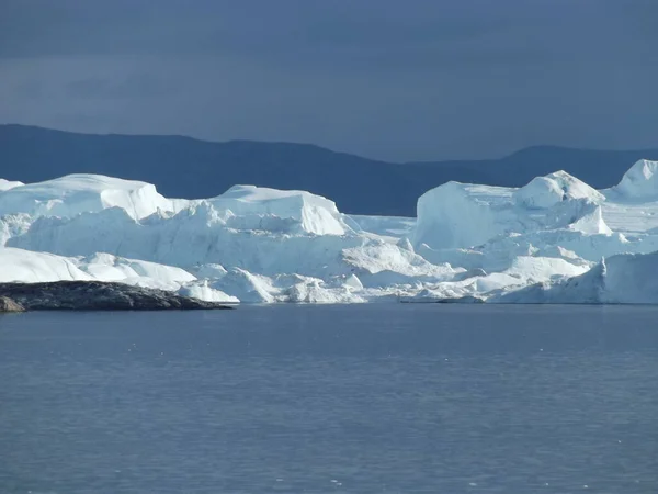 格陵兰岛Ilulissat附近的巨大冰障是由Semeq Kujallek冰川的冰层形成的 冰层飘过卡加冰柱漂向大海 — 图库照片