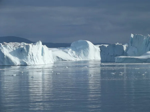 格陵兰岛Ilulissat附近的巨大冰障是由Semeq Kujallek冰川的冰层形成的 冰层飘过卡加冰柱漂向大海 — 图库照片