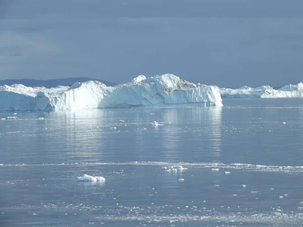 Grönland, Ilulissat yakınlarındaki muazzam buz bariyeri Semeq Kujallek buzulunun buzulundan kanga buzulundan açık denize doğru yüzüyor.