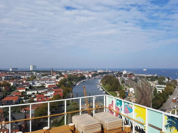 バルト海を背景にしたドイツ メクレンブルク 西ポメラニア州のWarnemuende Mecklenburg Western Pomaniaの Charter Strom 古い川 の眺め — ストック写真