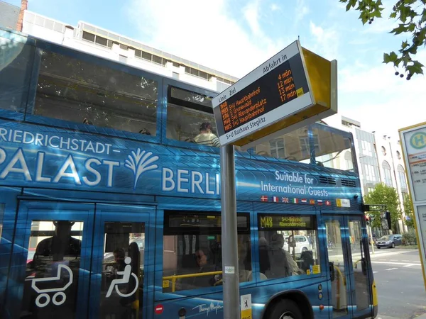 Parada Autobús Autobús Dos Pisos Brillantemente Pintado Schlosstrasse Berlín Steglitz — Foto de Stock