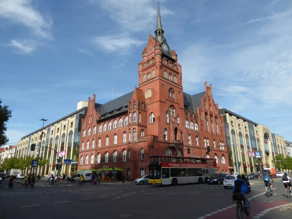 Almanya 'nın başkenti Berlin' de Schlosstrasse ve Grunewaldstrasse 'nin köşesindeki tarihi Steglitz Belediye Binası.