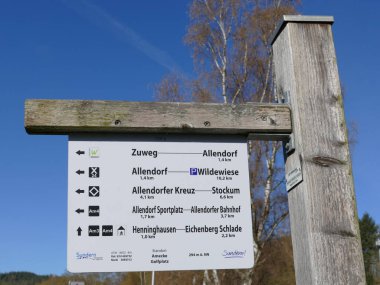 Amecke, Kuzey Ren-Westphalia, Almanya yakınlarındaki yürüyüşçüler için bilgi panosu