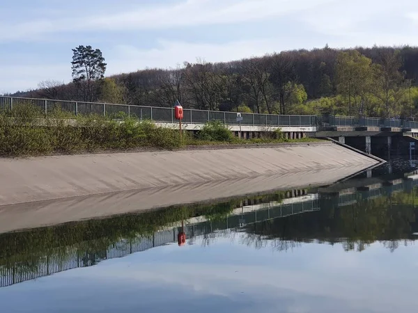 Sorpe Gölü 'nün birinci ve ikinci havzası arasında, Sauerland, Kuzey Ren-Vestfalya, Almanya