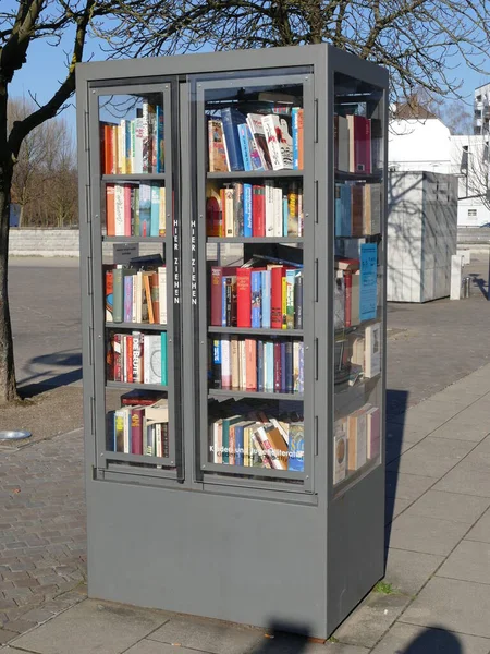 Los Ciudadanos Pueden Poner Libros Que Quieren Regalar Estos Armarios —  Fotos de Stock