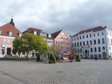 Waren, Mecklenburg-Batı Pomerania, Almanya 'daki pazar meydanı ve tarihi binalar