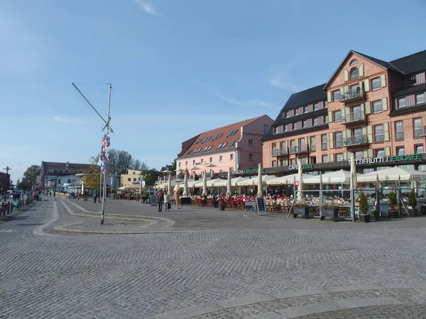 Nadmorska Promenada Kawiarniami Restauracjami Waren Meklemburgia Pomorze Przednie Niemcy — Zdjęcie stockowe