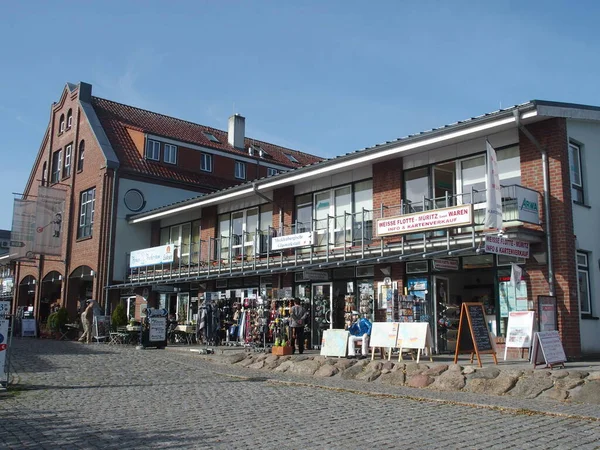 Καταστήματα Αναμνηστικών Στην Προκυμαία Της Waren Mecklenburg Western Pomerania Γερμανία — Φωτογραφία Αρχείου