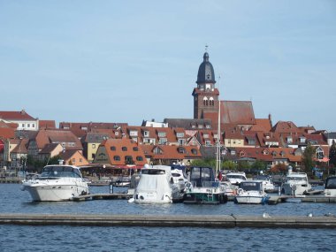 Almanya 'nın Mecklenburg-Batı Pomeranya kenti Waren' in Mueritz limanına bakan arka planında St Marien Kilisesi yer almaktadır.