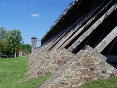 Hesse, Almanya 'daki Bad Nauheim' ın sağlıklı tuzlu hava yayan çok sayıda mezuniyet kulesi var.
