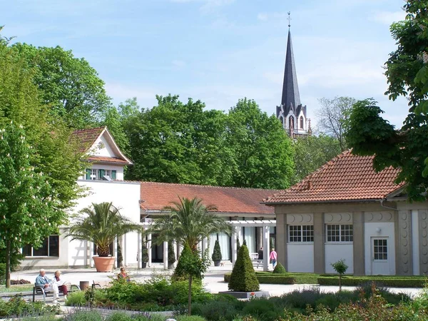 德国黑森州Nauheim的温泉园和著名的历史艺术新东方建筑 Sprudelhof 喷泉庭院 — 图库照片