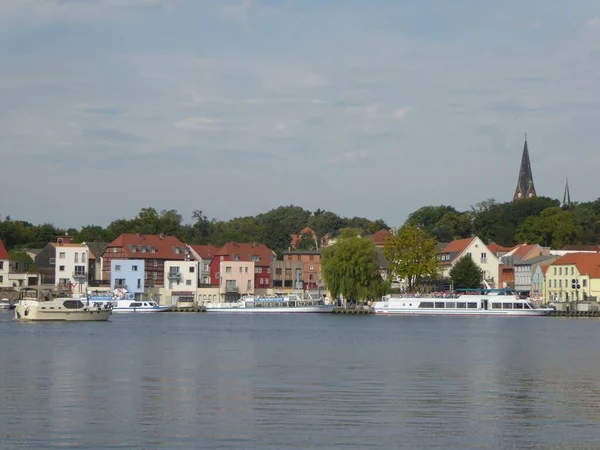 マルチャウ湖を見下ろす遊覧船とドイツのメクレンブルク フォアポンメルン州マルチャウの町 — ストック写真