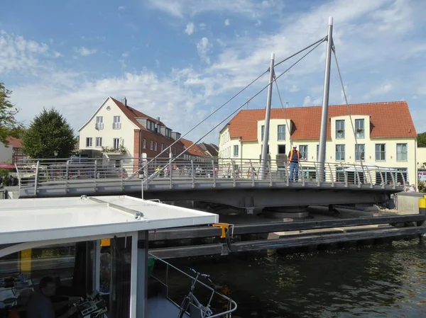 Ein Hausboot Passiert Die Schleuse Malchow Malchow Mecklenburg Vorpommern — Stockfoto