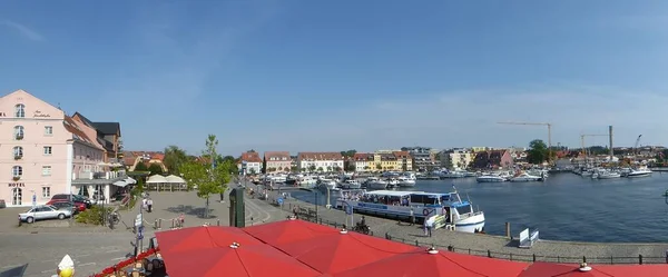 港の遊歩道と港の眺めWare Der Mueritz メクレンブルク 西ポメラニア ドイツ — ストック写真