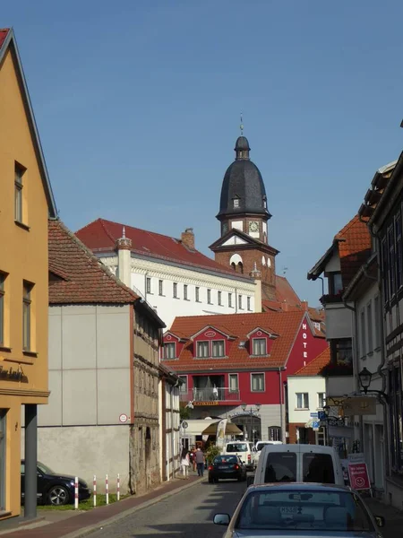 Straatscène Waren Mecklenburg Vorpommern Duitsland Achtergrond Toren Van Mary Kerk — Stockfoto