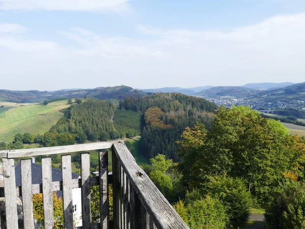 ドイツ ノルトライン ヴェストファーレン州 ザウアーラント州の秋の森のエバーベルク城跡の展望台からの眺め — ストック写真