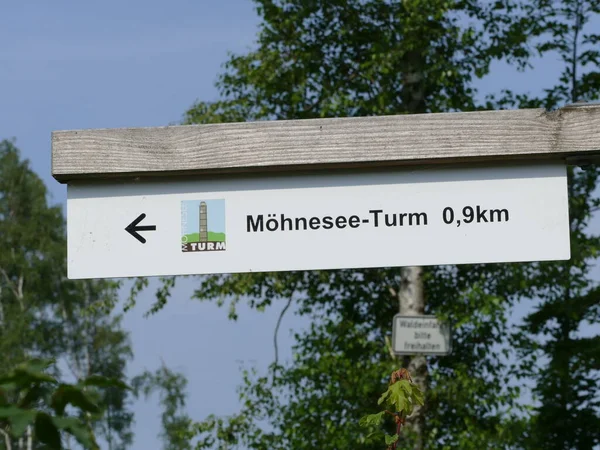 Signpost Moehneseeturm Moehne Lake Sauerland North Rhine Westphalia Germany — Stockfoto