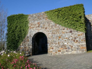Arnsberg, Sauerland, Kuzey Ren-Vestfalya, Almanya 'daki Schlossberg Kalesi harabelerine giriş