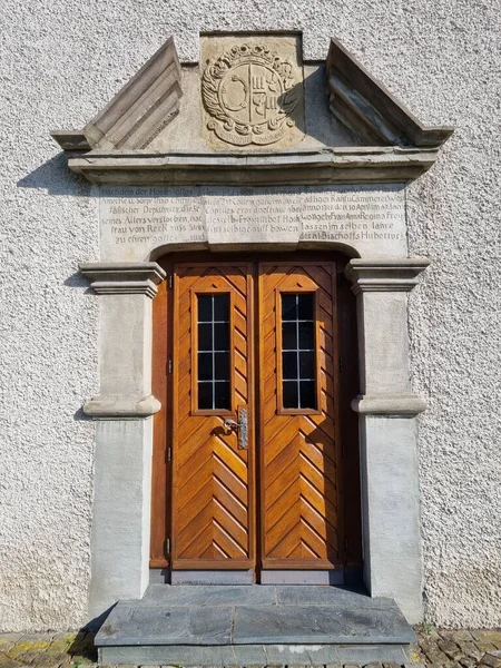 バックライトのドイツ ノースライン ヴェストファーレン州アムケの聖ウベルタス教会の側入口 — ストック写真