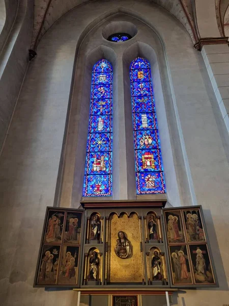 Marienaltar Und Kirchenfenster Der Pfarrkirche Laurentius Arnsberg Nordrhein Westfalen Deutschland — Stockfoto