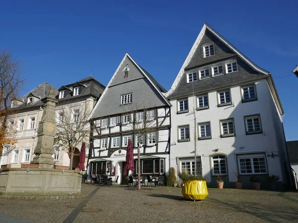 德国北莱茵 威斯特法伦州萨瑟兰的Arnsberg老市场上的一排房屋 左边是Maximilianbrunnen Maximilian喷泉 — 图库照片
