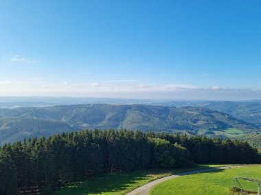 Schombergturm 'dan (Schomberg kulesi) Sauerland, Kuzey Ren-Vestfalya, Almanya' nın ormanlarına ve dağlarına doğru Wildewiese köyü yakınlarındaki Schomberg 'e doğru bir görüntü.