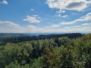 Glinge 'in dairesel yolundan, Kuzey Ren-Vestfalya, Almanya' daki Sauerland dağlarının ve ormanlarının hidroelektrik enerji deposuna bakın.