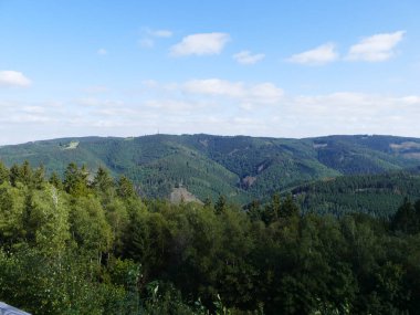 Glinge 'in dairesel yolundan, Kuzey Ren-Vestfalya, Almanya' daki Sauerland dağlarının ve ormanlarının hidroelektrik enerji deposuna bakın.