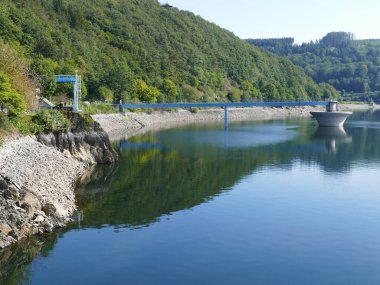 Büyük gölün taşması ve Sauerland, Kuzey Ren-Vestfalya, Almanya 'nın çevresindeki ormanlar