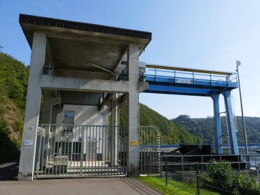 Sauerland, Kuzey Ren-Vestfalya, Almanya 'daki Bigge Gölü' ndeki Winch evi.