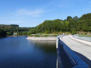 Listertalsperre Barajı (Lister Gölü) Sauerland, Kuzey Ren-Vestfalya, Almanya