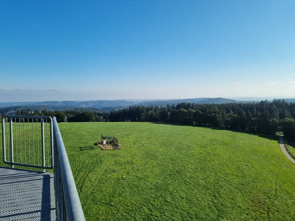 Schombergturm 'dan (Schomberg kulesi) Sauerland, Kuzey Ren-Vestfalya, Almanya' nın ormanlarına ve dağlarına doğru Wildewiese köyü yakınlarındaki Schomberg 'e doğru bir görüntü.
