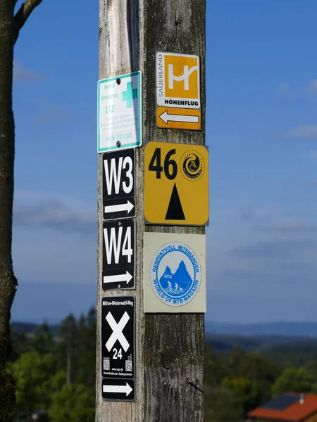 Señales Informativas Para Excursionistas Zona Wildewiese Sauerland Renania Del Norte — Foto de Stock