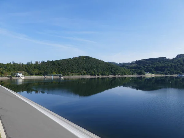 Vista Barragem Biggetalsperre Lago Florestas Deixou Transbordamento Casa Guincho Sauerland — Fotografia de Stock