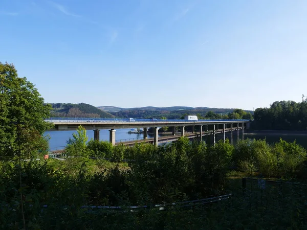 Gecombineerde Spoor Wegbrug Biggetalsperre Bij Sondern Sauerland Noordrijn Westfalen Duitsland — Stockfoto