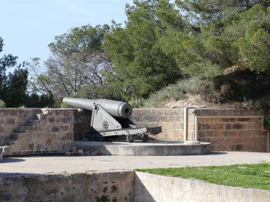 Ağır top Castillo San Carlos, Palma, Mallorca, Balear Adaları, İspanya savunma pozisyonunda.