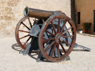 Castel Sant Carles Askeri Müzesi, Palma, Mallorca, Balearic Adaları, İspanya 'nın avlusundaki tarihi top.
