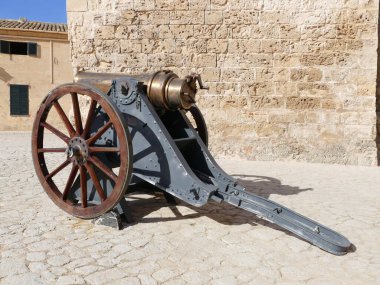 Castel Sant Carles Askeri Müzesi, Palma, Mallorca, Balearic Adaları, İspanya 'nın avlusundaki tarihi top.