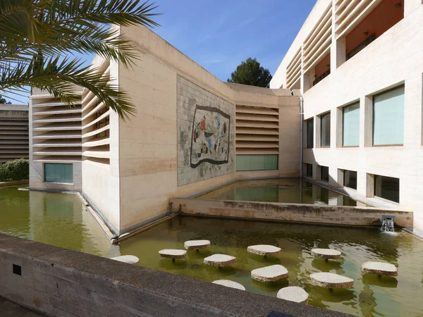 İspanya 'nın Balearic Adaları' ndaki Cala Belediye Başkanı Joan Miro Müzesi 'nin binası