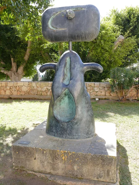 スペイン バレアレス諸島 マヨルカの有名なジョーン ミロ博物館の公園内の彫刻 — ストック写真