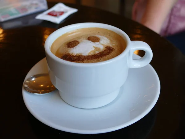 Smiley Auf Einer Tasse Cappuchino — Stockfoto