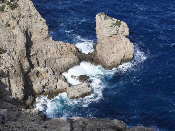 Вид Скалы Бурное Море Перед Кап Форментор Озил Испания — стоковое фото