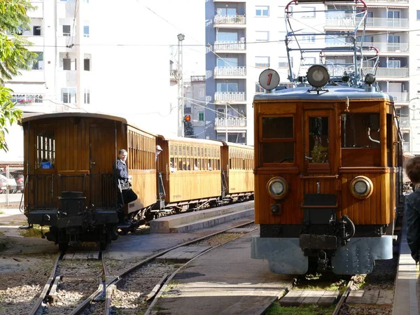 스페인 발레아레스 제도의 기차역에 Tren Ferrocarril Soller 역사적 기관차와 — 스톡 사진